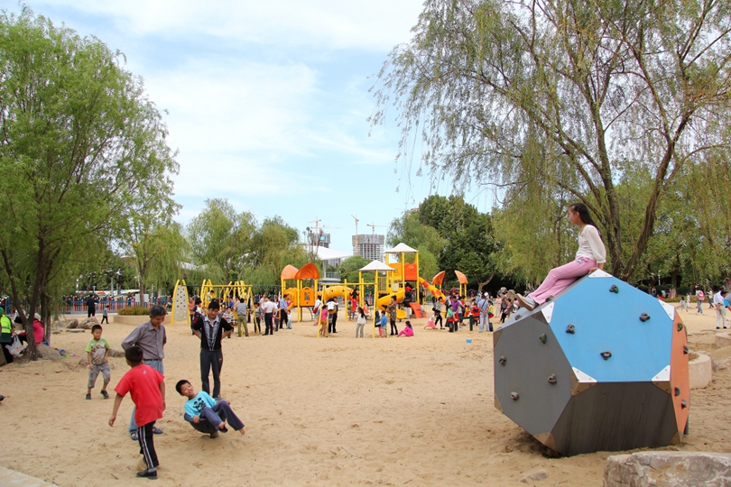 戶外游樂場非標定制設(shè)備十